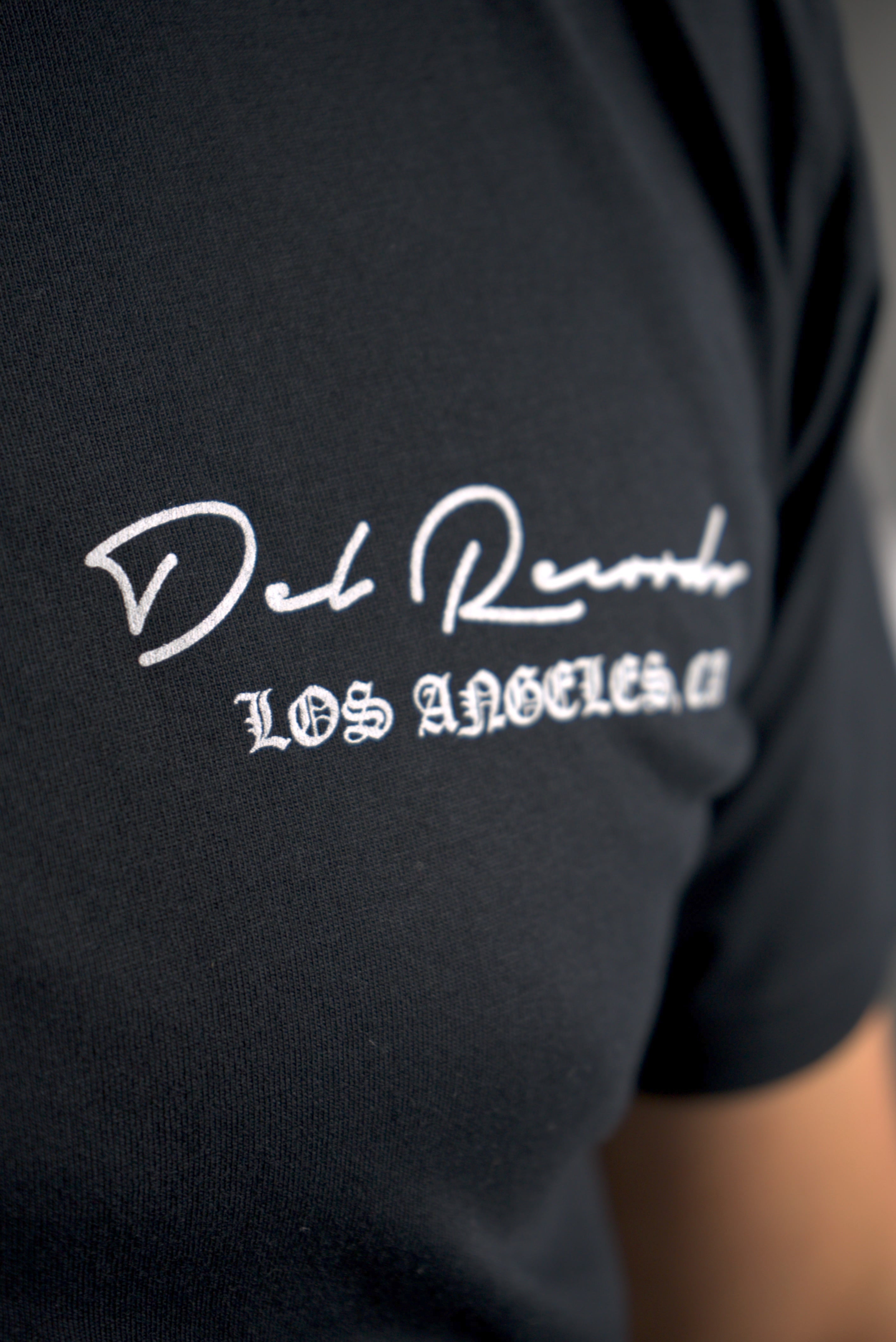 DEL 27 TEE